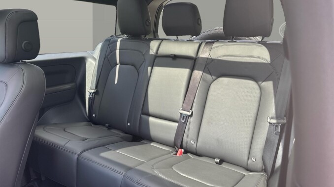 Land Rover Defender 3.0 D250 X-Dynamic HSE 90 3dr Auto Diesel Estate - Image 4